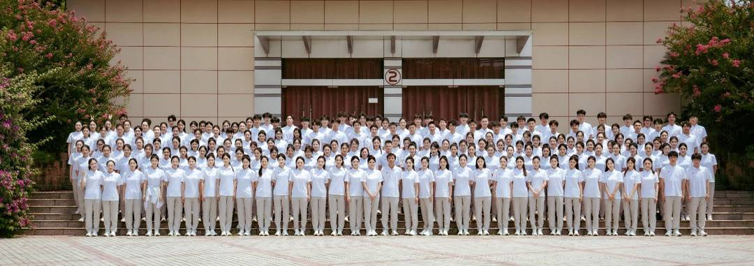 坚持内涵式, 培养具有家, 这是继大运 坚持内涵式, 培养具有家, 这是继大运