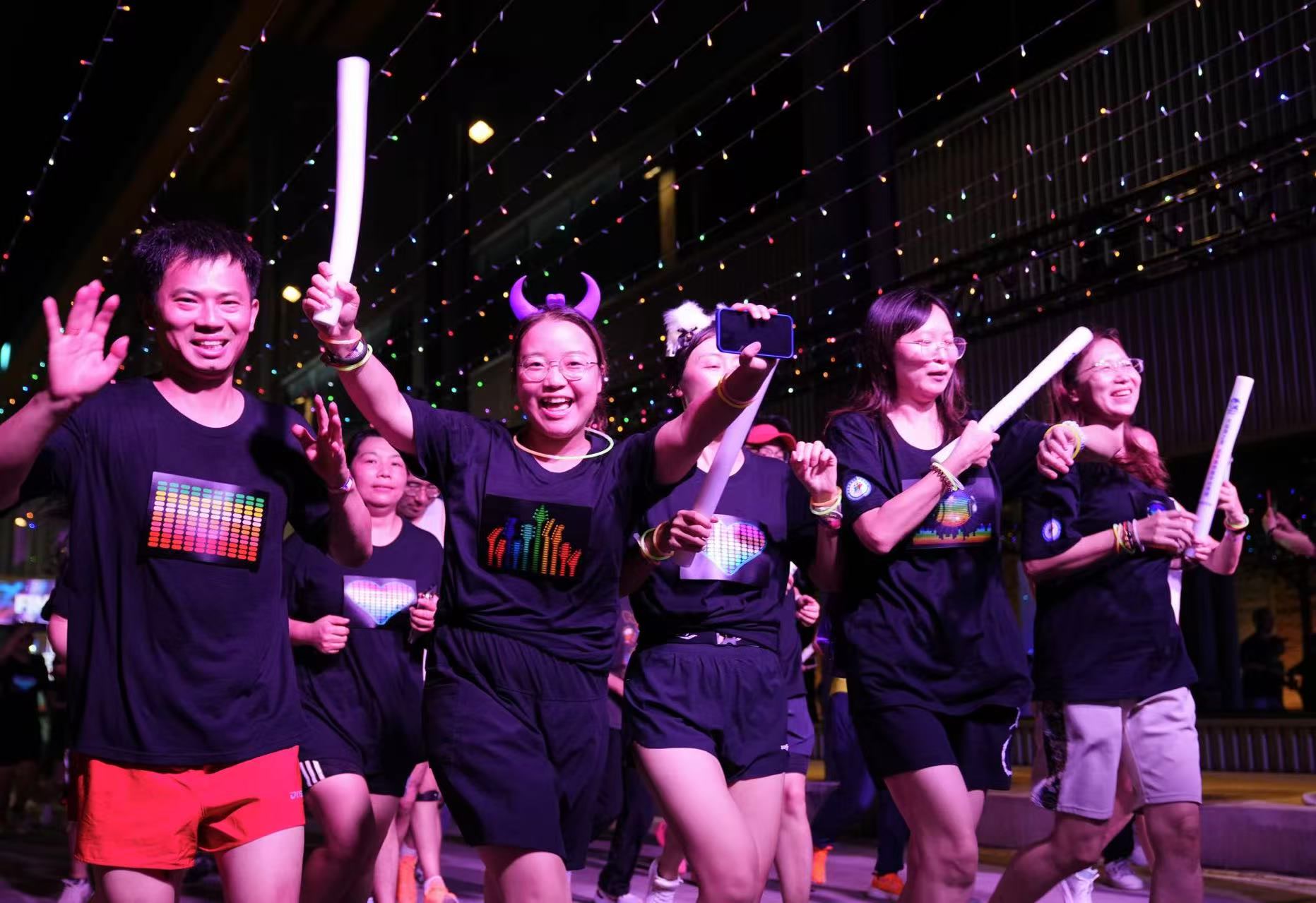 在夜跑互动 在夜跑互动